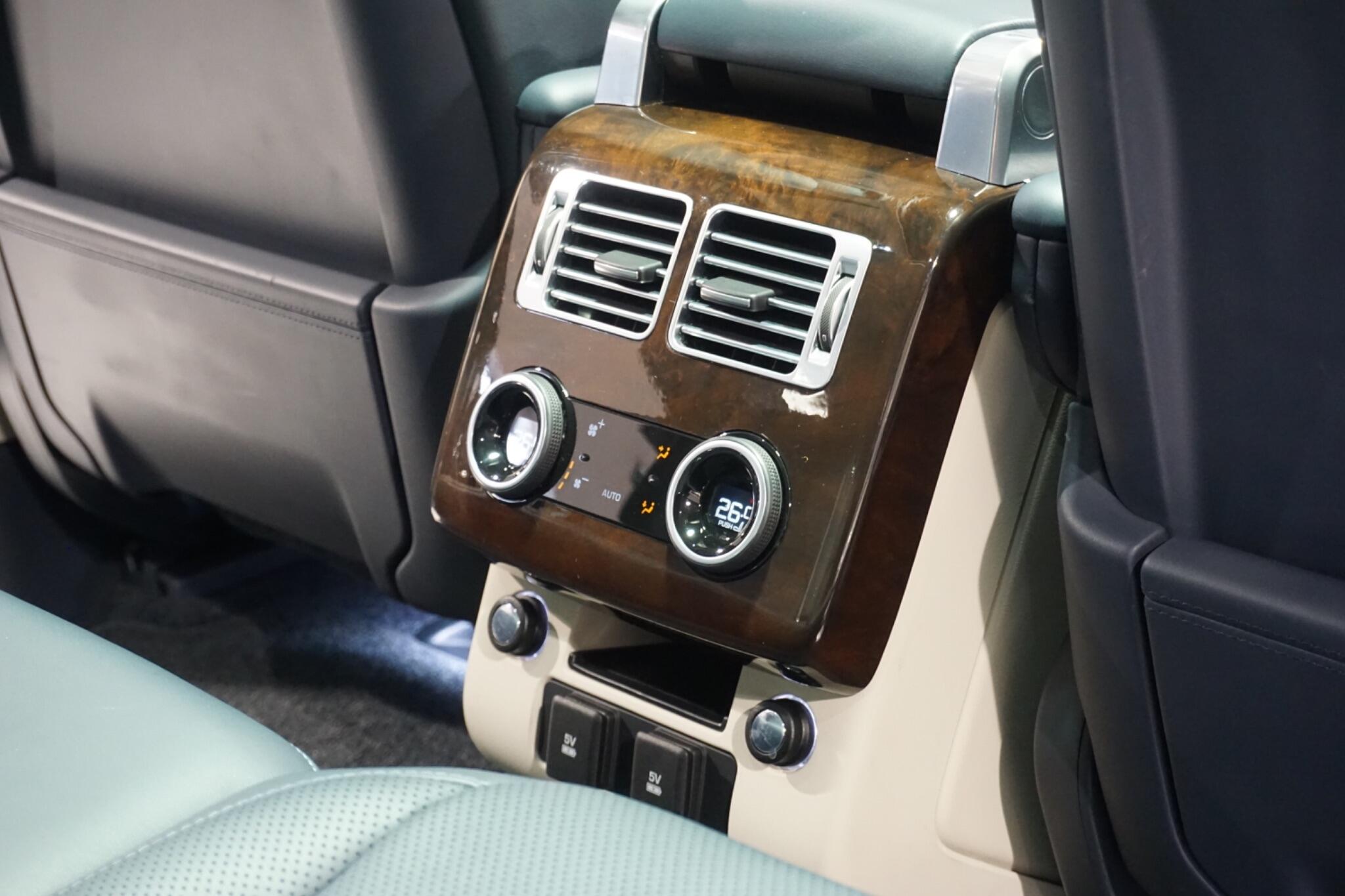 Land Rover Range Rover 2.0 P400e 13.1kWh Vogue SUV 5dr Petrol Plug-in Hybrid Auto 4WD Euro 6 (s/s) (404 ps)